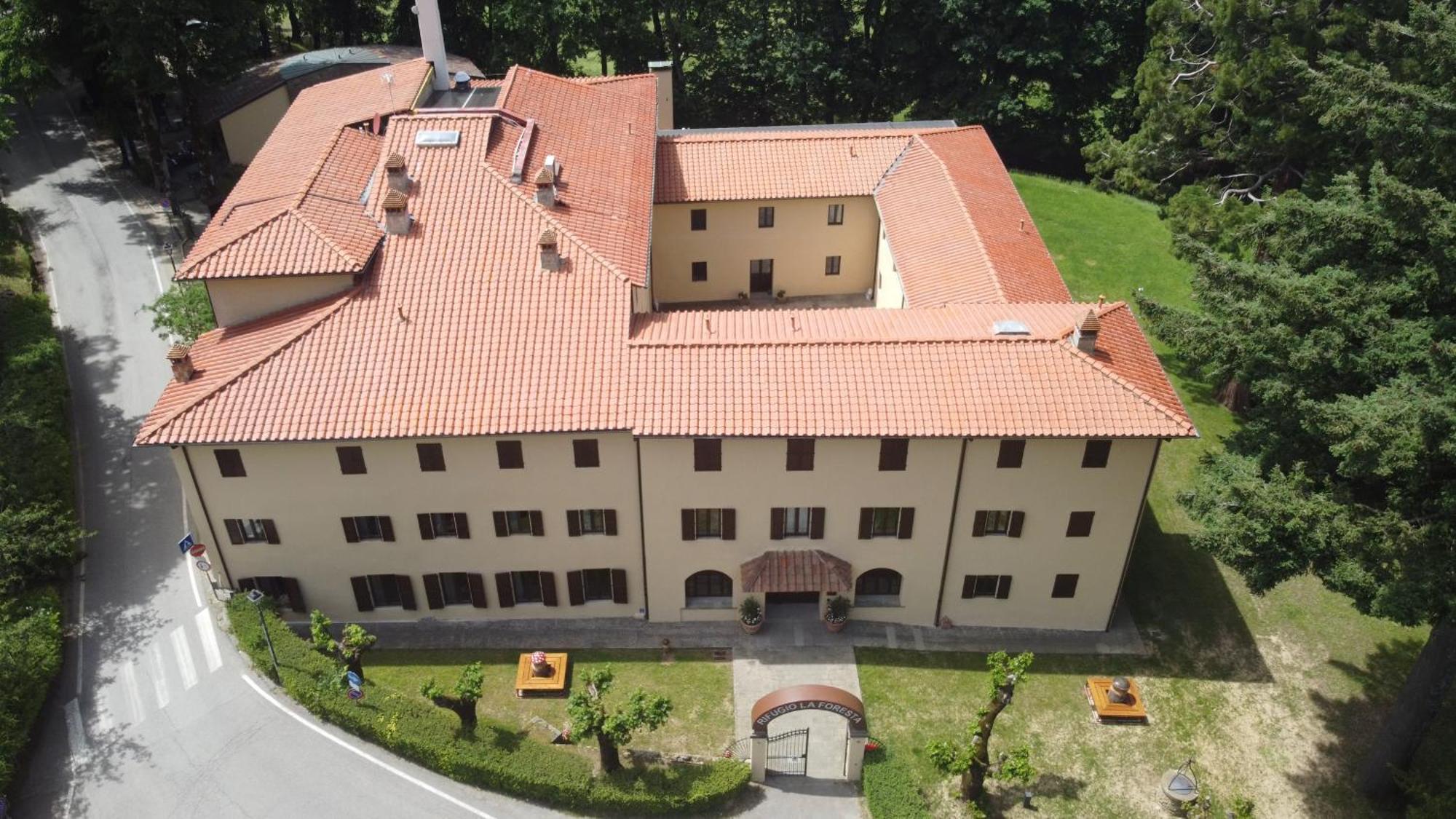 Hotel Rifugio La Foresta วัลลอมโบรซา ภายนอก รูปภาพ